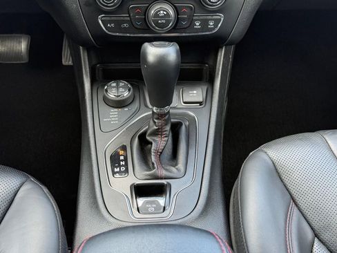 Used 2019 Jeep Cherokee Trailhawk AWD/4WD image 13
