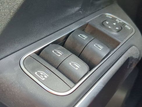 Used 2024 Mercedes-Benz EQB 300 4MATIC image 11