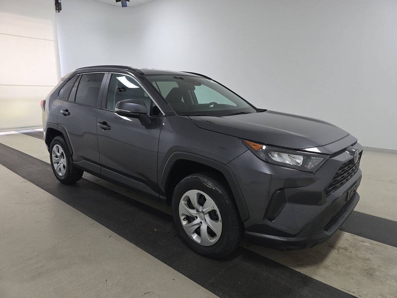 Used 2020 Toyota RAV4 LE AWD/4WD image 3