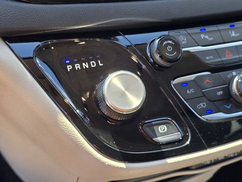 Used 2024 Chrysler Pacifica Touring-L FWD image 27