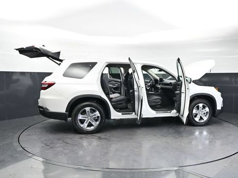 Used 2025 Honda Pilot EX-L image 32