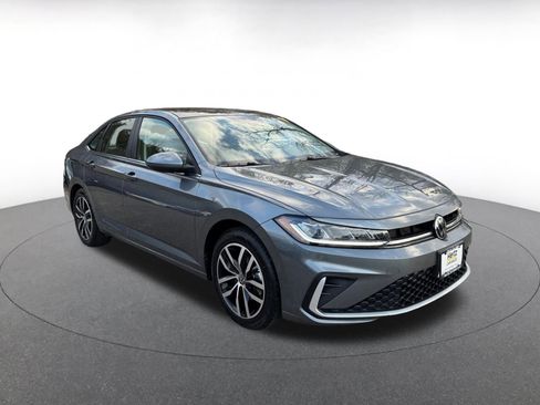 Used 2025 Volkswagen Jetta SE image 1