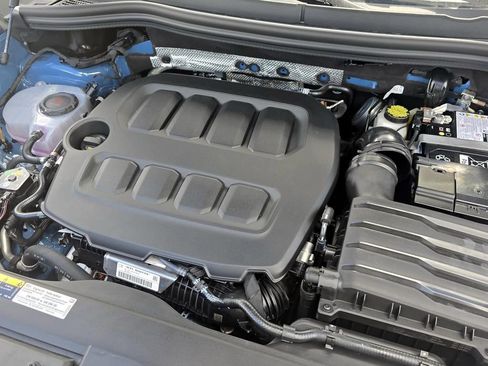 New 2025 Volkswagen Tiguan SE image 9