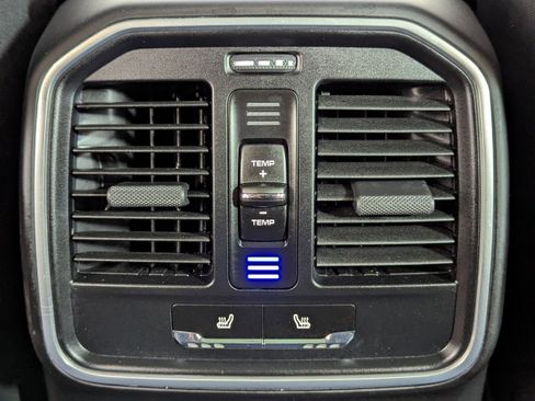 Used 2024 Porsche Macan image 28