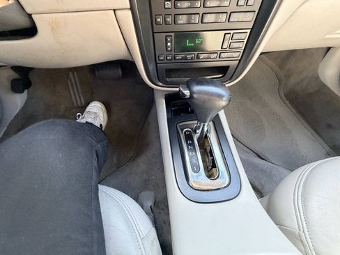 Used 1998 Lincoln Continental FWD image 8