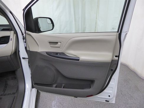 Used 2016 Toyota Sienna L image 23