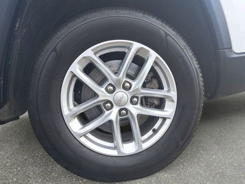 Used 2023 Jeep Grand Cherokee L Laredo w/ Luxury Tech Group I image 32