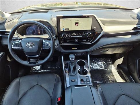 Used 2023 Toyota Highlander Platinum FWD image 17