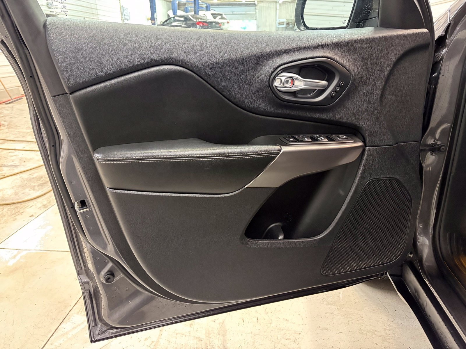 Used 2019 Jeep Cherokee Limited AWD/4WD image 11