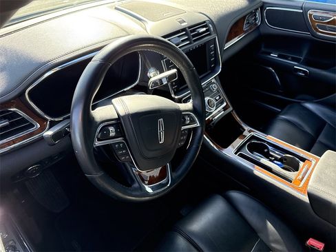 Used 2017 Lincoln Continental Select image 4