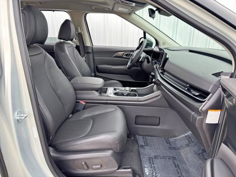 Used 2025 Kia Carnival SX w/ SX Dark Edition Package image 16