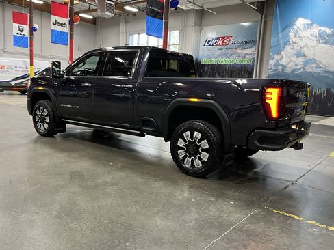 Used 2024 GMC Sierra 3500 Denali w/ Denali Reserve Package AWD/4WD image 3