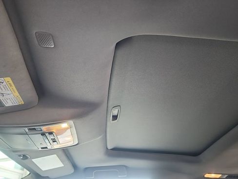 Used 2019 Toyota Highlander XLE AWD/4WD image 19