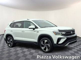 Certified 2024 Volkswagen Taos SE image 1