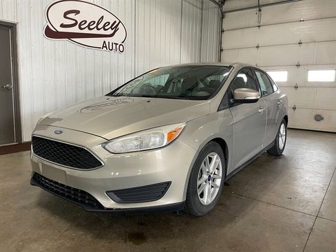 Used 2016 Ford Focus SE image 2