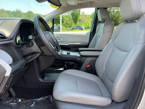 Used 2025 Toyota Sienna XLE FWD image 3