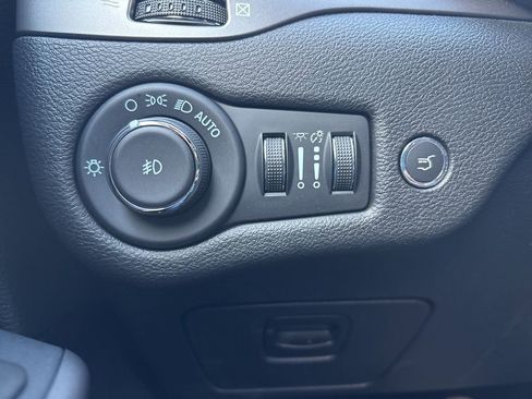 Used 2021 Jeep Cherokee Limited image 19