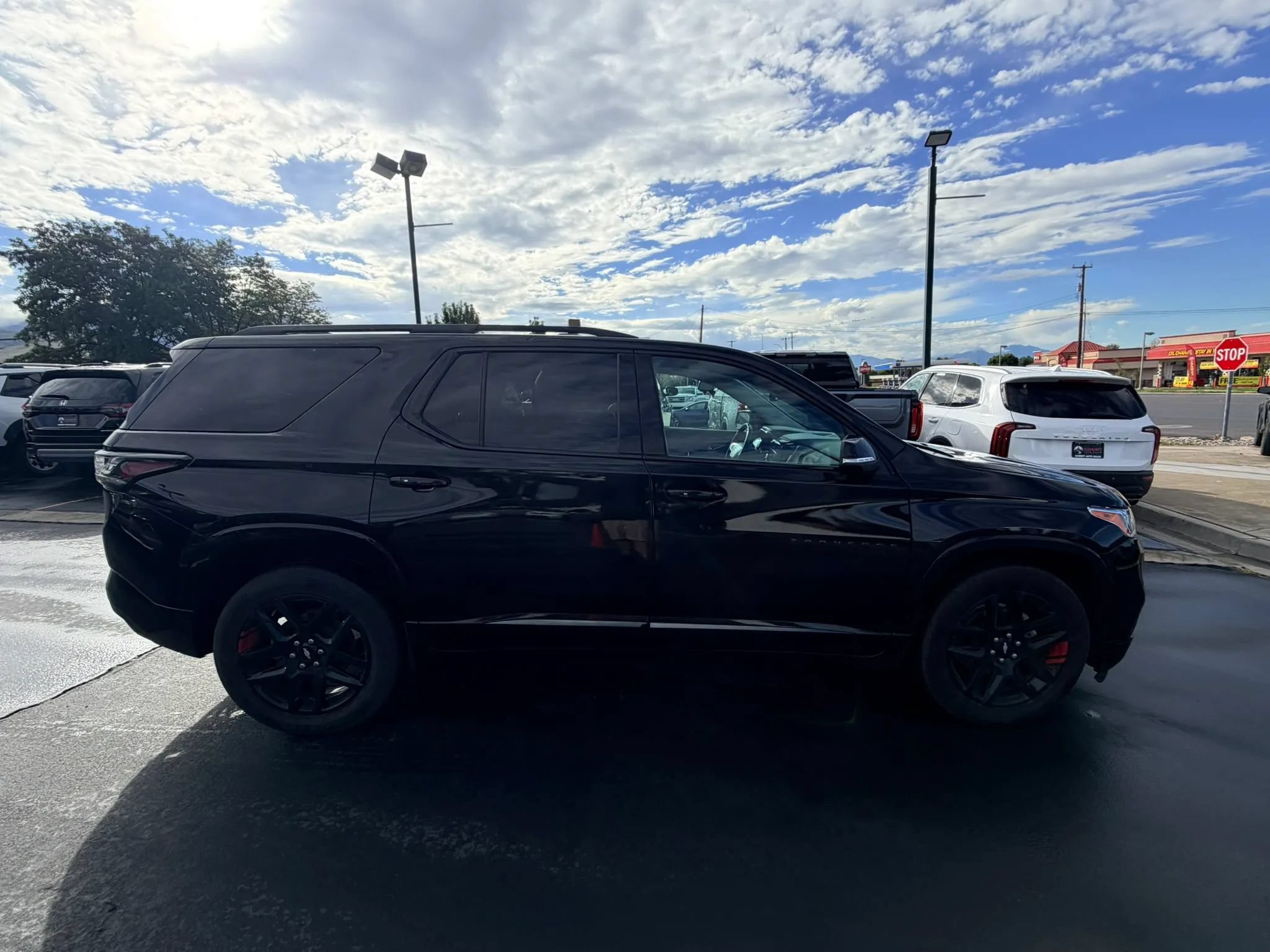 Used 2021 Chevrolet Traverse Premier w/ Redline Edition AWD/4WD image 3