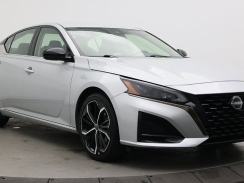 Used 2024 Nissan Altima 2.5 SR FWD image 3