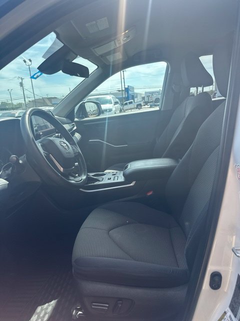 Used 2023 Toyota Highlander LE AWD/4WD image 5
