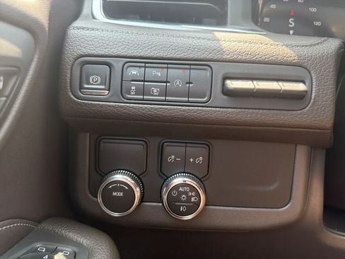 Used 2023 GMC Yukon Denali RWD image 38