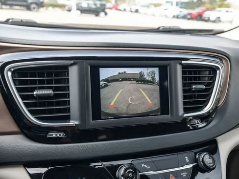 Used 2019 Chrysler Pacifica L FWD image 22