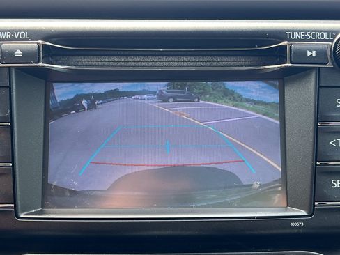 Used 2018 Toyota RAV4 LE AWD/4WD image 16