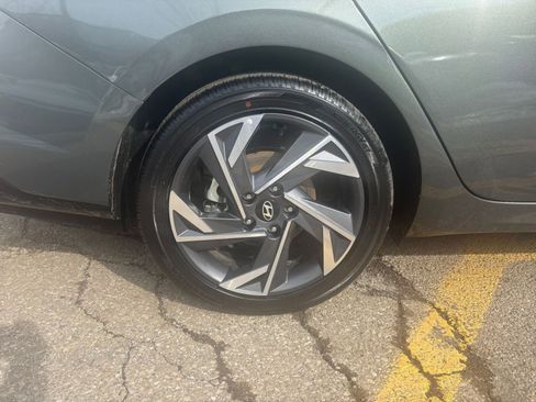 Used 2025 Hyundai Elantra SEL image 32