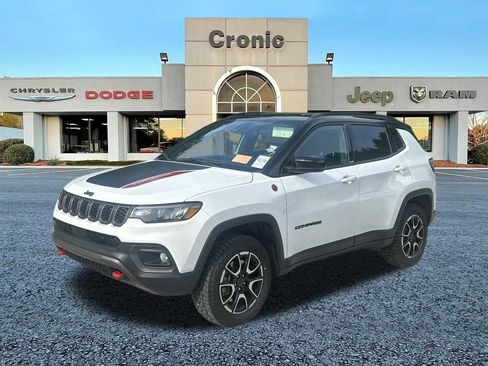 Used 2025 Jeep Compass Trailhawk AWD/4WD image 7