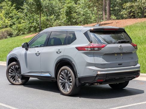 Used 2024 Nissan Rogue Platinum AWD/4WD image 3