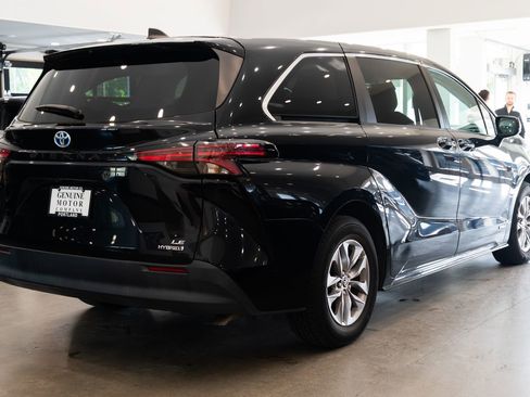 Used 2021 Toyota Sienna LE FWD image 4