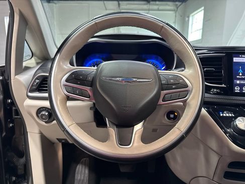 Used 2020 Chrysler Pacifica Limited FWD image 10