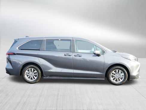 Used 2025 Toyota Sienna LE image 8