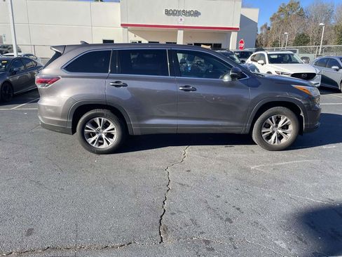 Used 2015 Toyota Highlander LE image 11