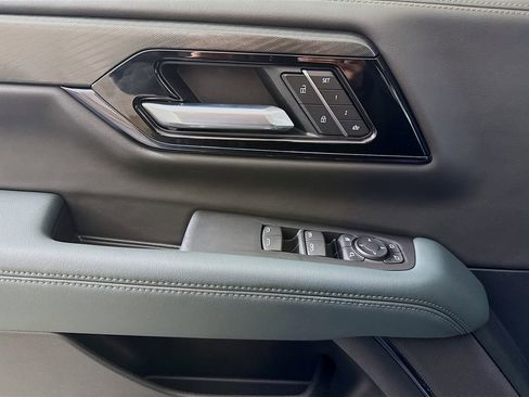 Used 2025 GMC Yukon XL AT4 w/ AT4 Premium Plus Package image 18