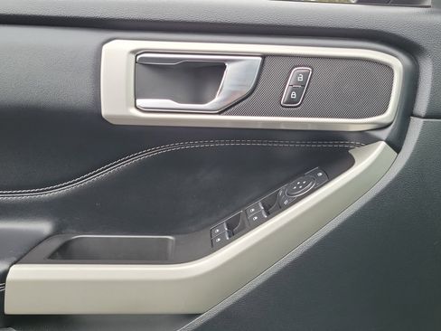Used 2022 Ford Explorer XLT image 16