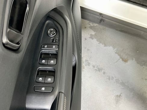 Used 2023 Hyundai Venue Limited FWD image 18
