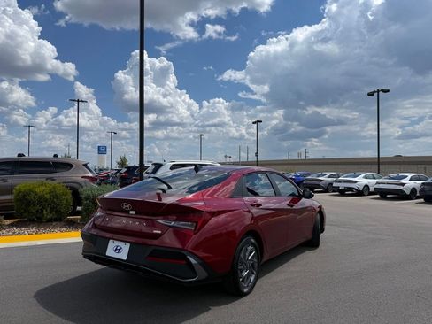 Certified 2024 Hyundai Elantra SE FWD image 3