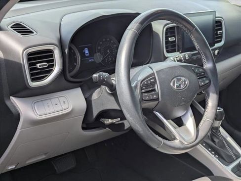 Used 2022 Hyundai Venue SEL FWD image 3
