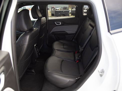 Used 2025 Jeep Compass Latitude image 21