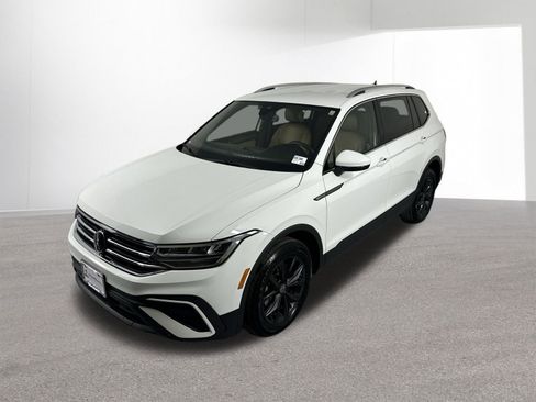 Used 2024 Volkswagen Tiguan SE AWD/4WD image 2