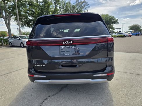 Used 2024 Kia Carnival LX image 7