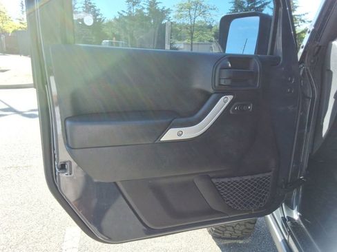 Used 2016 Jeep Wrangler Unlimited Rubicon w/ Connectivity Group AWD/4WD image 22