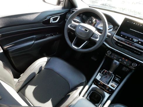 Used 2025 Jeep Compass Trailhawk AWD/4WD image 9