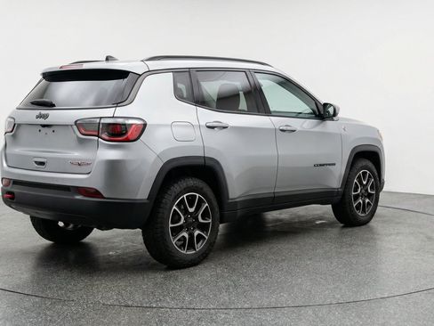 Used 2025 Jeep Compass Trailhawk AWD/4WD image 9