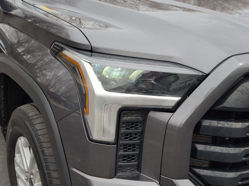 Used 2022 Toyota Tundra SR5 w/ SR5 Convenience Package image 11