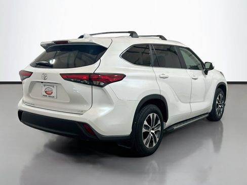 Used 2023 Toyota Highlander XLE FWD image 4