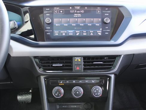 Certified 2023 Volkswagen Taos SE w/ Panoramic Sunroof Package image 15