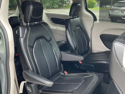 Used 2024 Chrysler Pacifica Touring-L FWD image 28