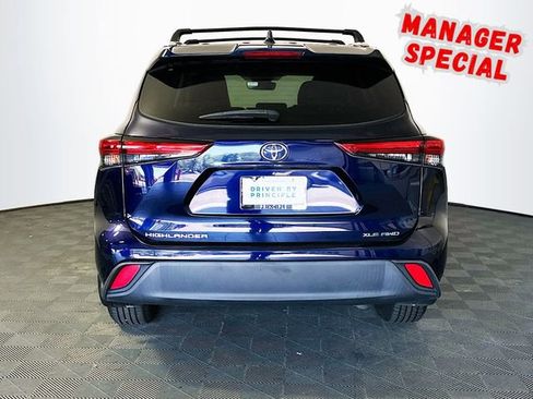 Used 2022 Toyota Highlander XLE AWD/4WD image 7